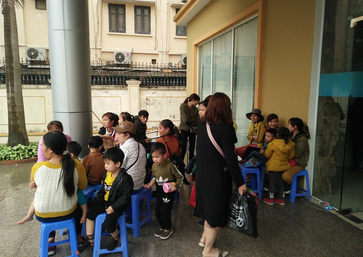 Các phụ huynh và trẻ nhỏ được Viện Sốt rét - Ký sinh trùng - Côn trùng Trung ương bố trí ghế ngồi khắp hành lang do phía bên trong quá đông.