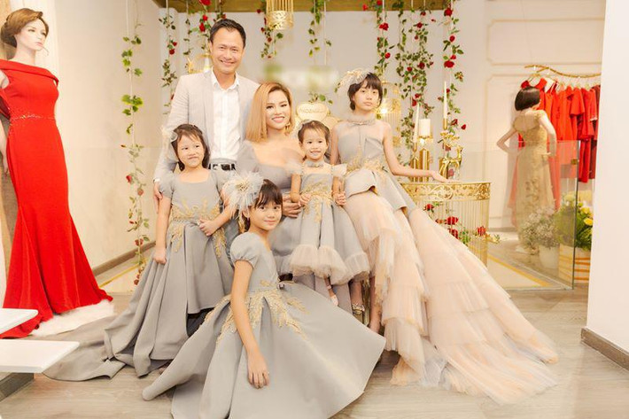 7 năm kết hôn với nhiều “đồn đoán”, Vũ Thu Phương vẫn sống hạnh phúc với chồng doanh nhân cùng 4 người con: 2 con chung, 2 con riêng của 2 người.