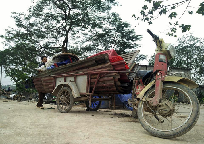 Người dân khẩn trương thu dọn đồ đạc chuyển đi.