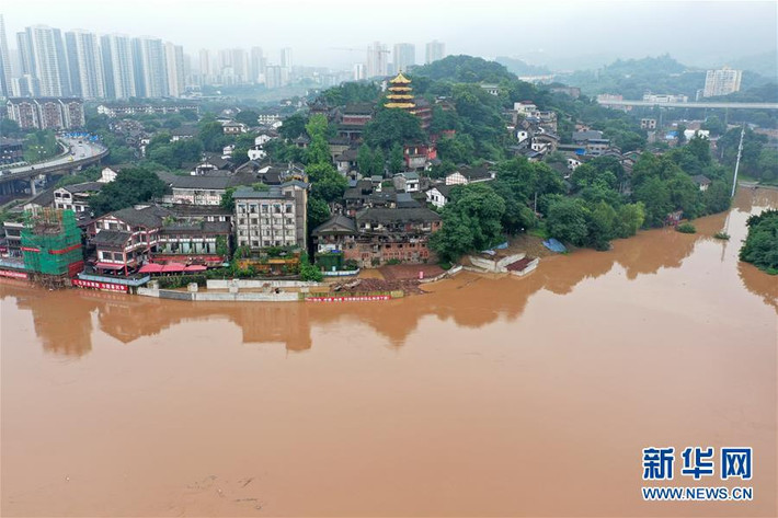 Nhiều địa phương khác nằm trong lưu vực sông tiếp tục chịu ảnh hưởng của lũ lụt khi mực nước các sông, hồ dâng cao. Trong ảnh là cổ trấn Từ Khí Khẩu tại thành phố Trùng Khánh hôm 18/7.