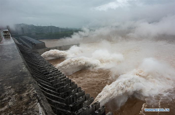 Mực nước hồ chứa Tam Hiệp đã đạt 160,17 mét, cao hơn mức giới hạn lũ trên 15 mét. Ba cửa xả lũ được mở sáng 18/7, với lưu lượng nước đổ vào hồ chứa là 61.000 m3/giây trong khi lưu lượng xả ra là 33.000 m3/giây.