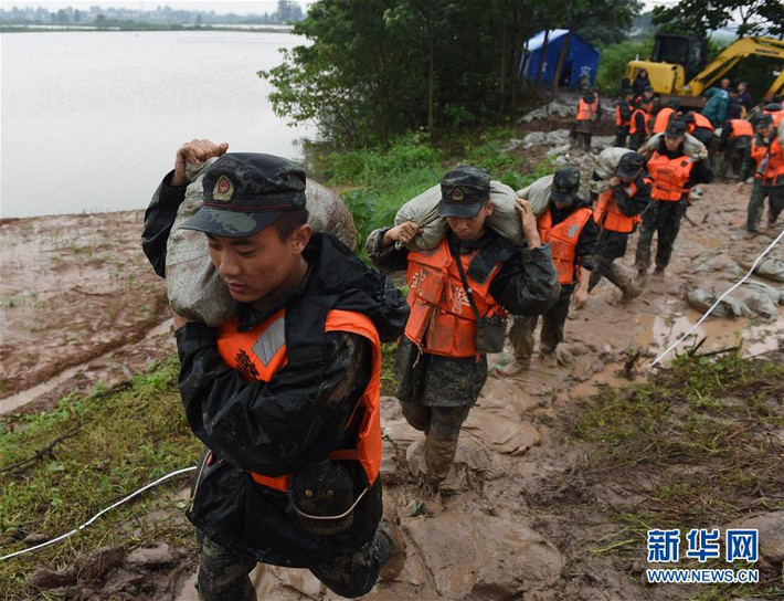 Tại tỉnh An Huy, địa phương nằm ở hạ du sông Trường Giang, giới chức đã nâng ứng phó với lũ lên mức cao nhất trong tháng 4 cấp vào tối 18/7.