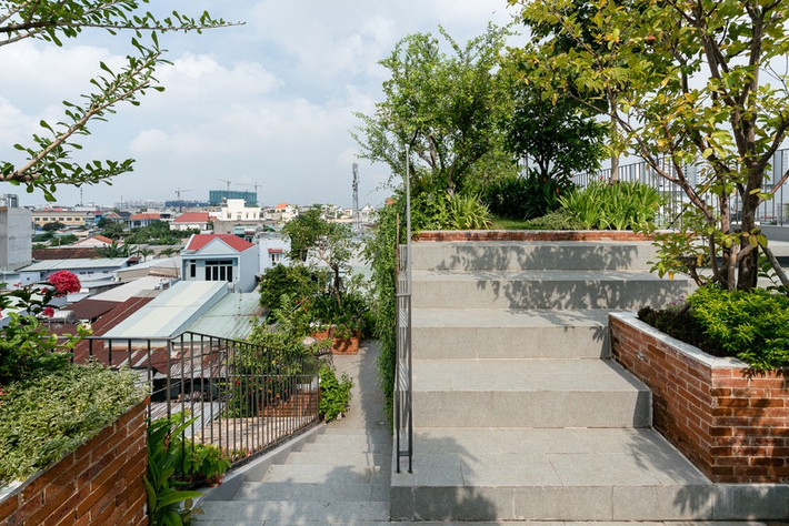 Lối dẫn lên sân thượng bằng bê tông.