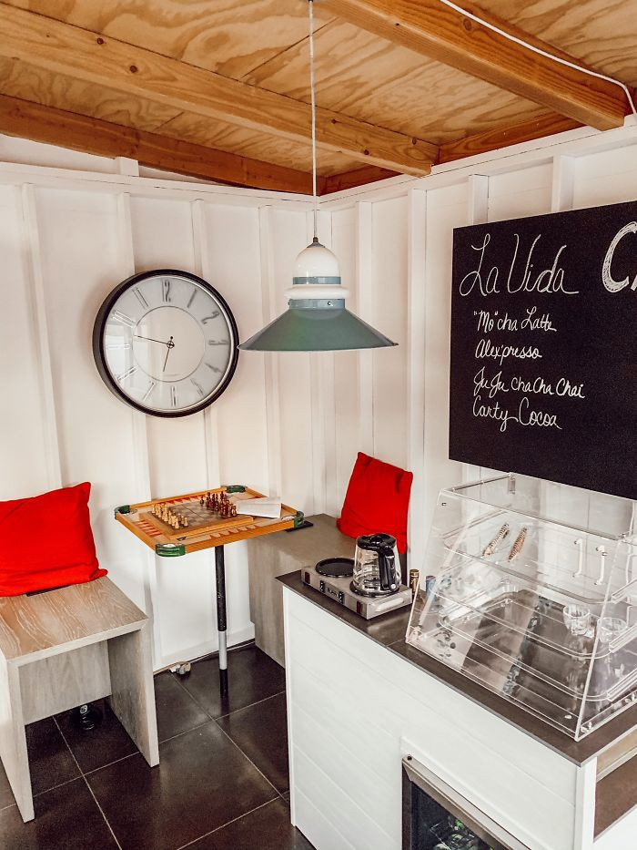 Rộng khoảng 12m2, quán có đủ mọi thứ như một quán cafe mọi người hay thấy.