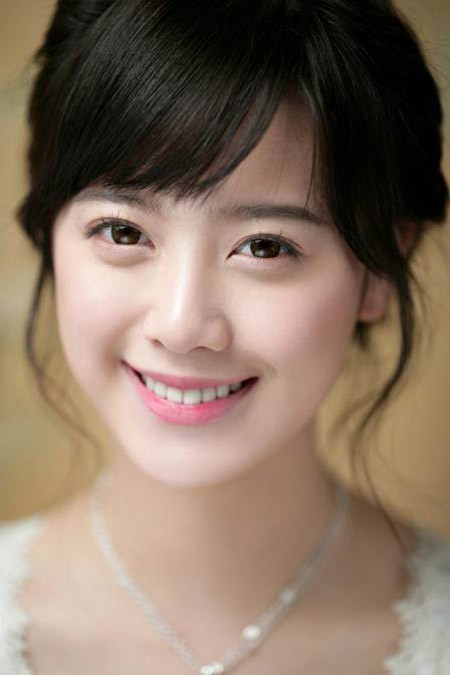 Gò má cao vừa phải: Những người phụ nữ có hai bên má cao vừa phải sẽ là những người nội trợ đảm đang, là hậu phương vững chắc cho người chồng sau những giờ làm việc căng thẳng, mệt mỏi. Vì vậy những người phụ nữ này luôn được xem là hậu phương hỗ trợ cho sự thăng tiến sự nghiệp của chồng.