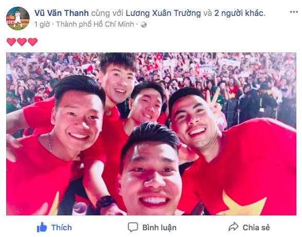 Hậu vệ Vũ Văn Thanh cầm máy ghi lại khoảnh khắc khó quên cùng đồng đội. Gala tối 4/2 là buổi mừng công cuối cùng của đội tuyển U23 Việt Nam. Sau hôm nay, toàn đội sẽ trở lại CLB để chuẩn bị cho mùa bóng V.League 2018.
