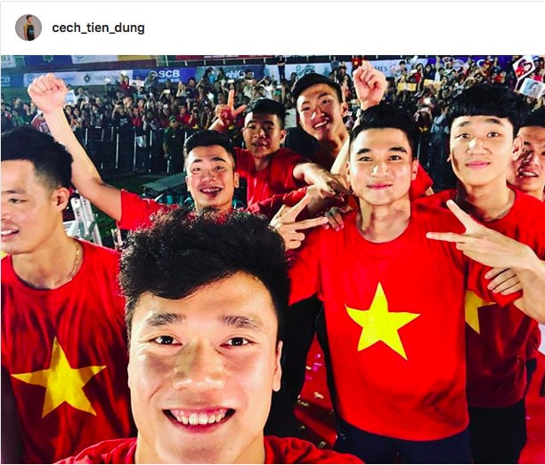 "Thủ môn quốc dân" Bùi Tiến Dũng viết caption "Những ngày hạnh phúc" cho tấm ảnh chụp chung với những người đã sát cánh cùng anh suốt 2 tháng qua.