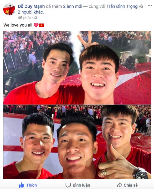 Trước, trong và sau gala mừng công tại sân Thống Nhất, các tuyển thủ đăng nhiều bức ảnh để chia sẻ niềm vui với người hâm mộ. Thông qua Facebook, Duy Mạnh khoe ảnh chụp với Văn Toàn, Đình Trọng và Tiến Dũng, kèm chú thích: "Chúng tôi yêu tất cả mọi người".
