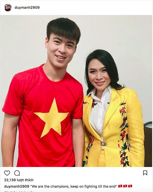 Cũng trên Instagram, trung vệ Đỗ Duy Mạnh hào hứng khoe ảnh chụp với giọng ca "Họa my tóc nâu".