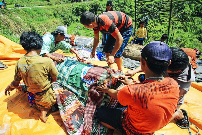Tục thay quần áo mới cho người chết (Ma'nene): Bộ tộc Toraja ở vùng núi Tana Toraja, Sulawesi (Indonesia) có truyền thống rất kỳ lạ. Họ đưa người thân đã chết ra khỏi ngôi mộ và thực hiện nghi lễ Ma'nene. Nghi lễ là một cách để người Toraja thể hiện sự tôn trọng với người đã khuất, thậm chí rất lâu sau khi cái chết đã xảy ra. Ảnh: Indonesiakaya.