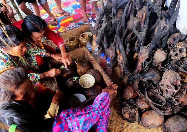 Nghi lễ tắm sọ người (Nyobeng): Ngoài tục lệ đào xác người thân, bộ tộc Dayak có truyền thống tắm hộp sọ của kẻ thù làng. Nghi thức thiêng liêng, độc lạ nhưng ghê rợn này gọi là Nyobeng. Từ nhiều năm trước, người Dayak thu gom hộp sọ người bị giết trong Mengayau (tục săn đầu kẻ thù, người bộ lạc khác). Hàng năm, họ cử hành nghi thức Nyobeng để tắm và làm sạch những hộp sọ đó. Ảnh: Arief-noegroho, Dodon_jerry.
