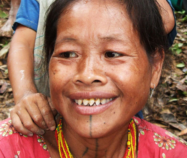 Tục mài răng nhọn làm đẹp (Kerik Gigi): Trên đảo Mentawai, răng nhọn giống ma cà rồng được cho là tiêu chuẩn của cái đẹp. Ở đây, một người phụ nữ có hàm răng sắc nhọn hấp dẫn hơn, sẽ được hạnh phúc và bình an cho phần đời còn lại hơn là có răng bình thường, vuông. Ảnh: Brommel.