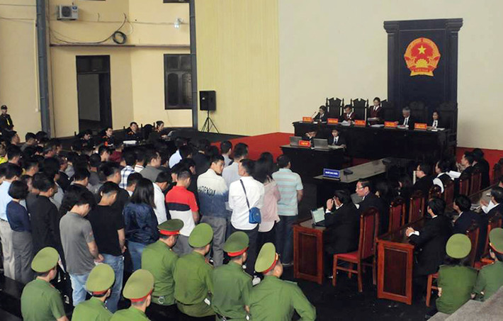 HĐXX tiếp tục kiểm tra căn cước các bị cáo.