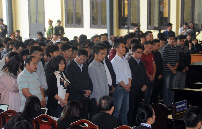 Chủ tọa phiên toà là Thẩm phán Nguyễn Thị Thuỳ Hương. Các Thẩm phán còn lại là các ông Đỗ Ngọc Tuấn, Tạ Văn Thành được phân công làm Thẩm phán dự khuyết. Kiểm sát viên gồm các ông, bà: Lê Xuân Lộc, Nguyễn Duy Hưng, Nguyễn Quang Hồng và bà Phạm Thị Bích Liên. 8h30, Chủ tọa thông báo, trong số 92 bị cáo thì có một bị cáo vắng mặt. Người có quyền lợi liên quan vắng mặt 62 người, có mặt 8 người. Người bào chữa vắng mặt một người.