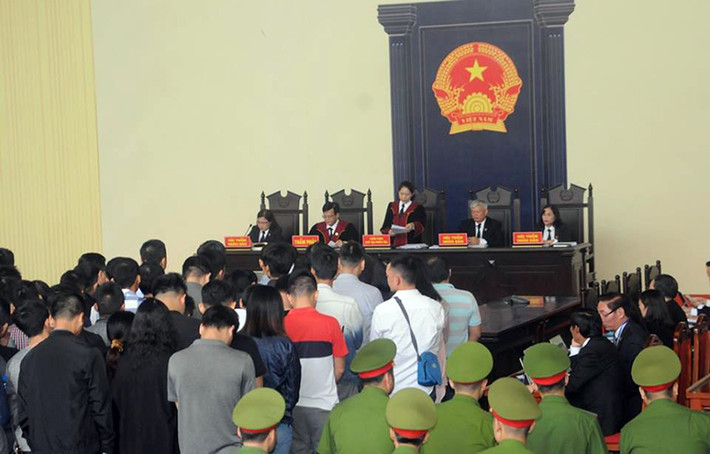 Đúng 8h5 phút sáng nay (12/11), ông Phan Văn Vĩnh và ông Nguyễn Thanh Hóa cùng các đồng phạm đứng thành 7 hàng, nghe HĐXX đọc quyết định đưa vụ án ra xét xử.