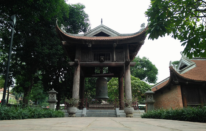 Chuông Nhà Thái Học trong khuôn viên khu Nhà Thái Học tại Văn Miếu - Quốc Tử Giám (Hà Nội). Chuông được đúc liền khối bằng đồng nguyên chất, quả chuông có trọng lượng 1970 kg, chiều cao tổng thể là 2,34m, đường kính đáy là 1,28m. Quai chuông có hình đầu rồng thời Lê hướng ra ngoài, thân chuông được trang trí hoa văn theo chủ đề “Thư kiếm” và đáy được trang trí hình sóng nước và lá đề.