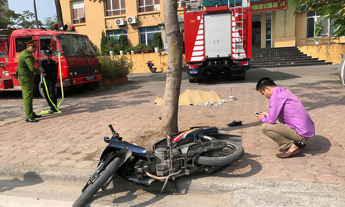 Tai nạn đã khiến người đàn ông đi xe máy chết tại chỗ. Chiếc xe của nạn nhân bị nằm ngang trên vỉa hè.