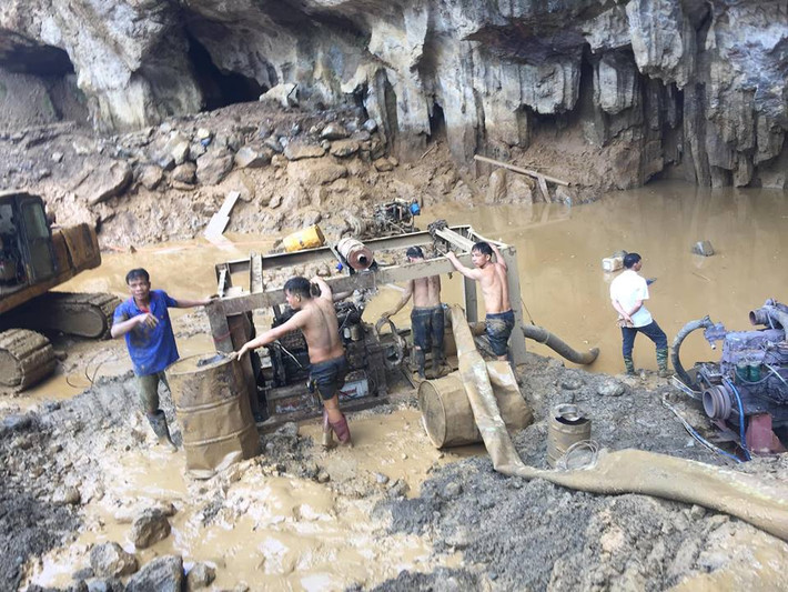 Ngoài công nhân khai thác vàng, có hơn 100 người thuộc cán bộ Công an, quân đội của tỉnh Hòa Bình, huyện Lạc Thủy cứu hộ, tìm kiếm hai nạn nhân.