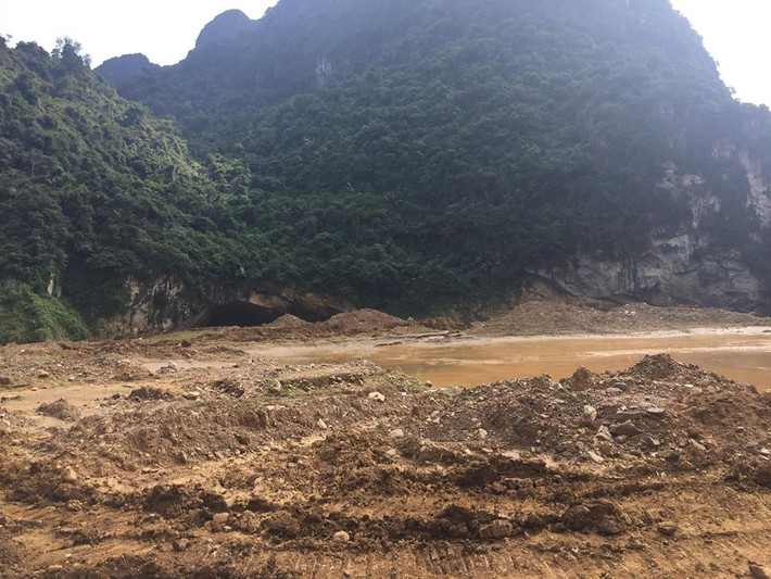 Khu mỏ vàng khai thác trái phép có hai công nhân hiện đang mắc kẹt bên trong nằm ở hang Cột Cờ, xã Thanh Nông (Lạc Thủy, Hòa Bình).