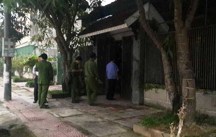4 người này bị bắt vì có liên quan đến vụ án “Vi phạm quy định về hoạt động ngân hàng, hoạt động khác liên quan đến hoạt động ngân hàng” xảy ra tại Ngân hàng Thương mại cổ phần Đầu tư và phát triển Việt Nam (BIDV). Ảnh: 17h30 chiều 29/11, tổ công tác của Bộ Công an phối hợp với các cơ quan chức năng tỉnh Hà Tĩnh khám xét nhà ông Kiều Đình Hòa ở số 09, đường Sử Hy Nam, phường Nguyễn Du, TP Hà Tĩnh, tỉnh Hà Tĩnh.