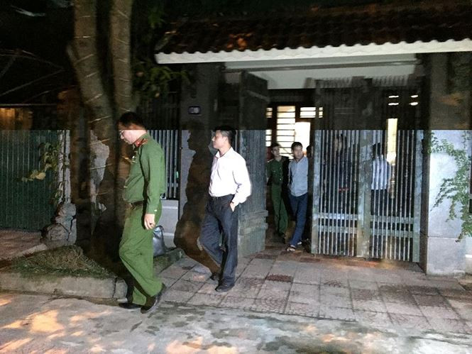 Các bị can bị khởi tố về tội “Vi phạm quy định về hoạt động ngân hàng, hoạt động khác liên quan đến hoạt động ngân hàng” quy định tại Điều 206 Bộ luật Hình sự năm 2015 và áp dụng biện pháp ngăn chặn bắt bị can để tạm giam đối với 3 bị can Trần Bắc Hà, Trần Lục Lang và Kiều Đình Hòa; Áp dụng biện pháp ngăn chặn cấm đi khỏi nơi cư trú đối với bị can Lê Thị Vân Anh. Ảnh: Khoảng 18h30, cảnh sát rời khỏi nhà ông Hòa, việc khám xét được hoàn tất. Ảnh: TPO.