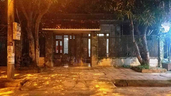 Thời điểm lực lượng chức năng khám xét thì cổng nhà ông Hòa được khép lại. Ảnh: PLO.