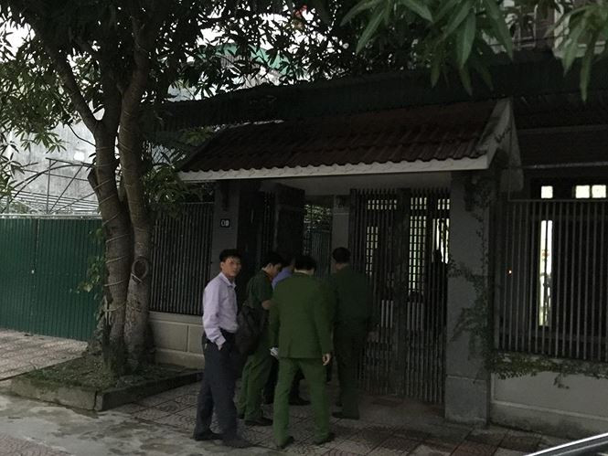 Cảnh sát nhanh chóng vào phía trong nhà ông Hòa để tiến hành lệnh khám xét. Ảnh: TPO.