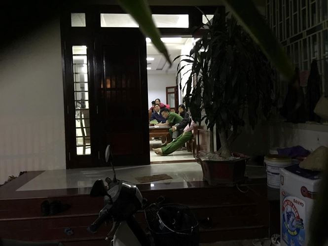 Cũng trong buổi chiều nay, một tổ công tác khác đồng thời tiến hành khám xét tại nhà bà Lê Thị Vân Anh, ở khối phố Tân Quý, phường Thạch Quý, TP Hà Tĩnh. Tại thời điểm tổ công tác làm việc người nhà bà Vân Anh được ra vào tự do.