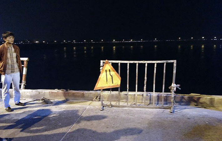 Một nhân chứng cho biết, chiếc xe ô tô rơi xuống sông Hồng rồi chìm rất nhanh. Do thời điểm xảy ra tai nạn trời tối nên không ai nhìn thấy những người có mặt trên xe có kịp thoát ra ngoài hay không.