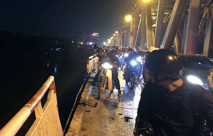 Như Kiến Thức đã đưa tin, khoảng 19h ngày 3/11, một chiếc ô tô đang di chuyển từ hướng Long Biên về trung tâm thành phố Hà Nội, nhưng đến giữa cầu Chương Dương (Hà Nội) đã mất lái, đâm bay lan can cầu và rơi xuống sông Hồng.