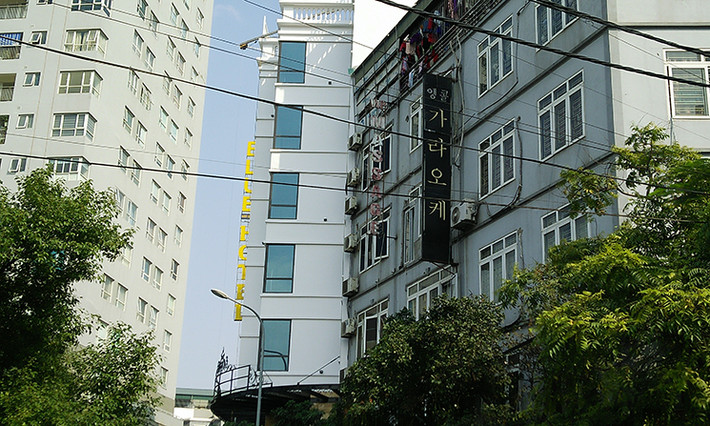 Tại Hà Nội hiện có khá nhiều người Hàn Quốc sinh sống, làm việc. Vì vậy có những khu mà người dân hay gọi là khu "người Hàn" và ở nhưng nơi này, biển hiệu chữ Hàn Quốc nhan nhản trên phố khiến ai lần đầu đến đây thậm chí cứ ngỡ mình đã lạc sang xứ sở Kim Chi.