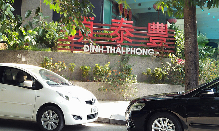 Theo phản ánh của một số người dân, hiện nay, trên nhiều tuyến phố của Hà Nội đang xuất hiện tình trạng các biển hiệu tiếng Trung Quốc, Hàn Quốc, Nhật Bản được lắp nhan nhản trên nhiều tuyến phố. Trong ảnh là nhà hàng Đỉnh Thái Phong nằm ở Chung Cư Viện Chiến Lược & Khoa Học Bộ Công An, Nguyễn Chánh, Trung Hoà, Cầu Giấy, Hà Nội dùng biển hiệu song ngữ nhưng chữ Trung Quốc to hơn tiếng Việt.