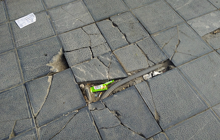 Một số vị trí khác trên đường Trần Phú đá vỡ "nhường" đường đi cho hệ thống cáp điện bên dưới.