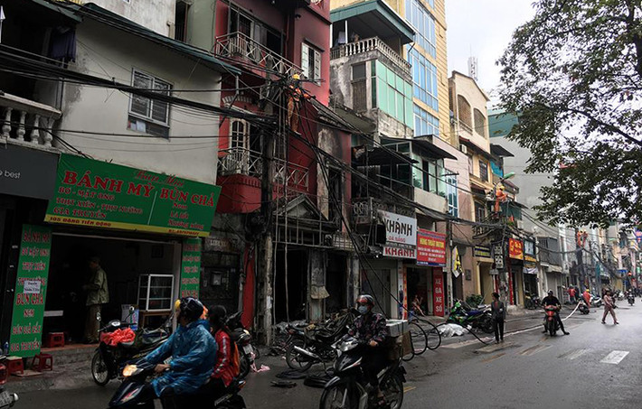 Như Kiến Thức đã đưa tin, khoảng 6h30 sáng nay (12/11), tại số nhà 111 trên phố Đặng Tiến Đông, phường Trung Liệt, quận Đống Đa, TP Hà Nội) đã xảy ra vụ cháy nhà 4 tầng sau khi người dân nghe thấy tiếng nổ lớn. Hậu quả, 2 người bị bỏng nặng phải đưa đi bệnh viện cấp cứu.