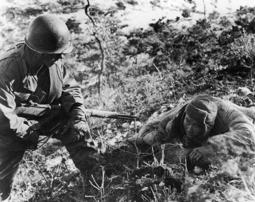 Một binh sỹ Mỹ bắt được một tù nhân chiến tranh năm 1952.