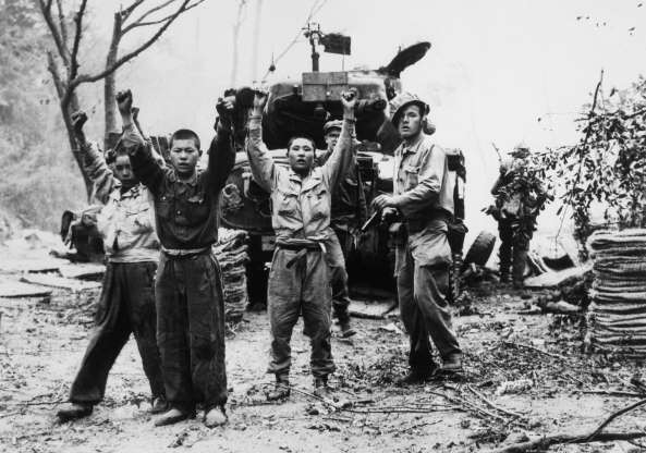 Lính thủy quân lục chiến Mỹ bắt giữ các tù nhân chiến tranh người Triều Tiên năm 1953.
