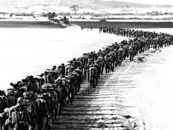 Các binh sỹ Trung Quốc vượt sông Yalu đi vào đất Triều Tiên ngày 14/10/1950.