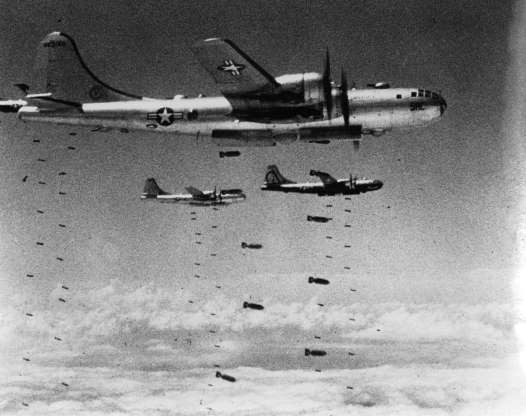 Máy bay B-29 Superfortress của Không quân Mỹ ném bom xuống một mục tiêu chiến lược năm 1951.