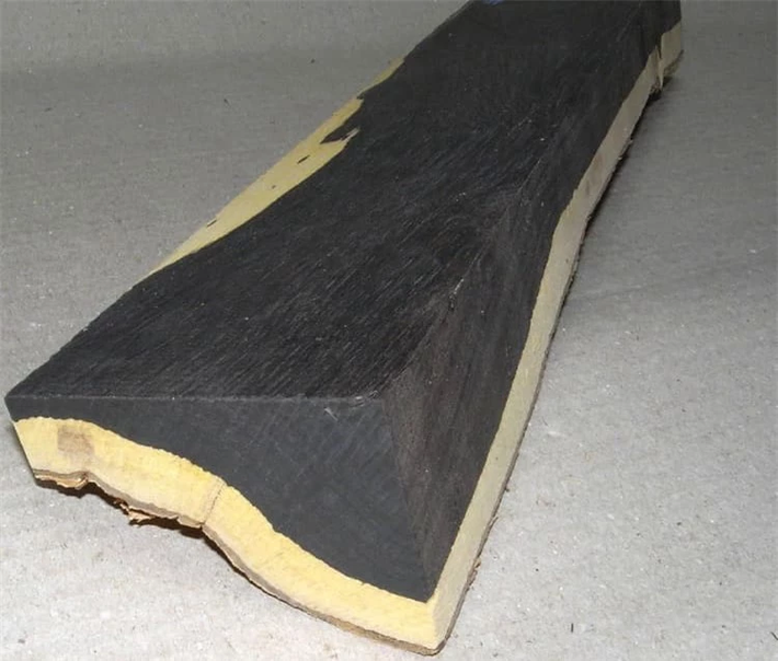 3. African Black Wood - Gỗ đen Châu Phi: Gỗ đen Châu Phi có tên khoa học là Dalbergia melanoxylon, mọc chủ yếu vùng ven biển Đông Phi, bao gồm Tanzania và Mozambique. Loại gỗ này thường có màu nâu tía, gần như đen. Nó được xếp vào top những loại gỗ cứng nhất và dày đặc nhất với kết cấu tốt.