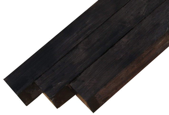 Gỗ đen châu Phi mất khoảng 60 năm để phát triển thành một cây trưởng thành hoàn toàn. Gỗ đen châu Phi thường có giá khoảng 14.000 USD mỗi mét khối.