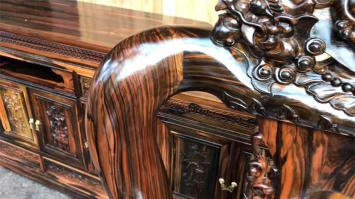 2. Bubinga - Cẩm lai hồng: Gỗ cẩm hồng còn hay được gọi là gỗ cẩm lai hồng, thuộc nhà họ đậu và có tên khoa học là Kotali. Loài cây này có tốc độ sinh trưởng chậm, được trồng nhiều ở khu vực châu Phi