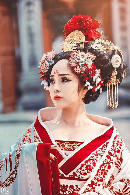 Theo những chia sẻ của Nguyễn Khánh Chi - sinh năm 1992, người hóa thân thành nhân vật Võ Tắc Thiên trong bộ ảnh này, cô đã phải đầu tư số tiền trên 10 triệu đồng và nhiều đêm thức trắng để tạo nên bộ trang phục cùng số đạo cụ sử dụng trong bộ ảnh.