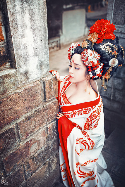 Những phụ kiện cầu kỳ như như trâm cài đầu, hoa Kanzashi, ngọc bội... cũng được Khánh Chi và các cộng sự làm hoàn toàn bằng tay.