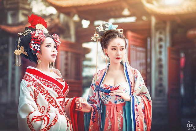 Bạn diễn của Khánh Chi trong bộ ảnh, người hóa thân thành nhân vật Từ Huệ là Nguyễn Quỳnh Trang - sinh năm 1994, hiện cũng đang làm việc trong vai trò một nhà thiết kế thời trang trẻ tuổi.