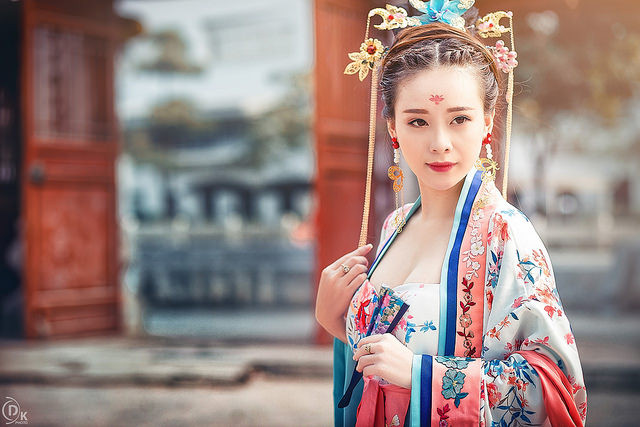 Phó nháy trực tiếp thực hiện những shot hình này là Trần Minh Lễ - DK Manip, sinh năm 1991, đã có kinh nghiệm cầm máy, làm kỹ thuật nhiếp ảnh được 4 năm và được nhiều thành viên trên các fanpage, diễn đàn về nhiếp ảnh, hậu kỳ, giao lưu giữa phó nháy và người mẫu biết đến...