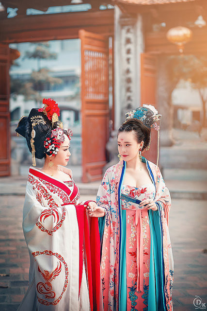 Chia sẻ về quá trình thực hiện bộ ảnh cực chất này, hai người mẫu, kiêm nhà thiết kế, người lên ý tưởng cho biết họ đã phải đội lên đầu số tóc giả lên đến hơn 3kg.