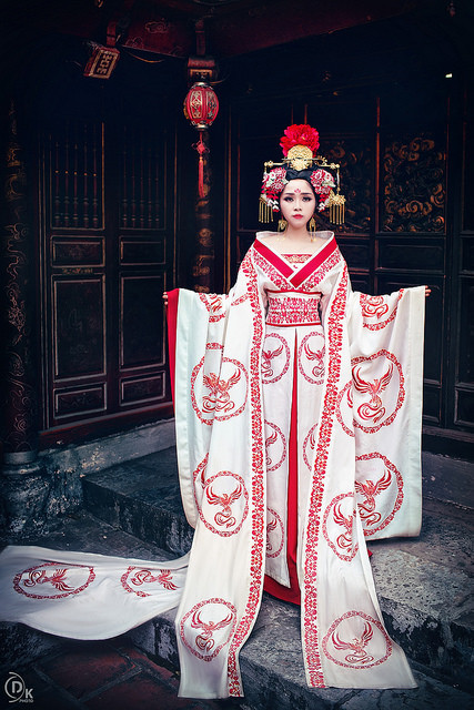 Trang phục của nhân vật Võ Tắc Thiên được Khánh Chi cùng các cộng sự tại shop thời trang cosplay của cô làm bằng tay. Hoa văn trên vải được vẽ tay 100%.