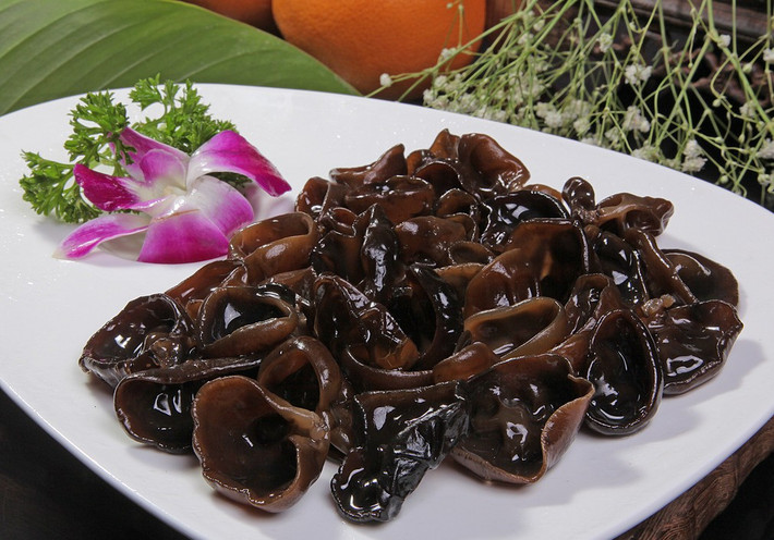 Mộc nhĩ tươi. Trong mộc nhĩ tươi có chứa một chất nhạy cảm với ánh sáng – tên là Porphyrin. Sau khi ăn, với sự chiếu rọi của ánh nắng mặt trời, chúng ta rất dễ bị viêm da, xuất hiện trạng thái ngứa, chứng phù thủng, đau nhức; có người bị phù nề thanh quản sẽ dễ gây nên tình trạng khó thở. Vì vậy, chỉ nên ăn mộc nhĩ khô, ngâm trong nước nấu lên thì mới an toàn.