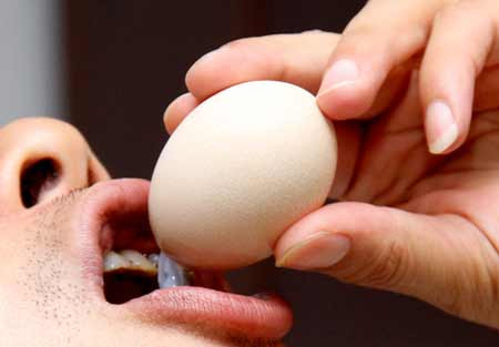 Trứng gà sống. Trong trứng gà sống có các chất làm cản trở sự hấp thu dinh dưỡng cơ thể và phá hoại công năng tiêu hóa của tụy tạng. Lòng trắng trứng gà sống khi ăn vào cơ thể rất khó hấp thu. Ngoài ra, ăn trứng gà sống rất mất vệ sinh, dễ đưa các vi khuẩn vào cơ thể, gây bệnh.