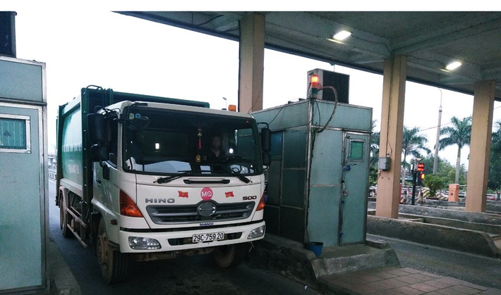 Tương tự, một tài xế khác cho hay: "Nhiều người đi ngược từ Hà Nội về Vĩnh Phúc quá thiệt thòi, vì từ điểm trạm thu phí này mà lên cầu vượt rẽ về Vĩnh Phúc có bao xa đâu, thế mà cũng mất 15 nghìn đồng/lượt".